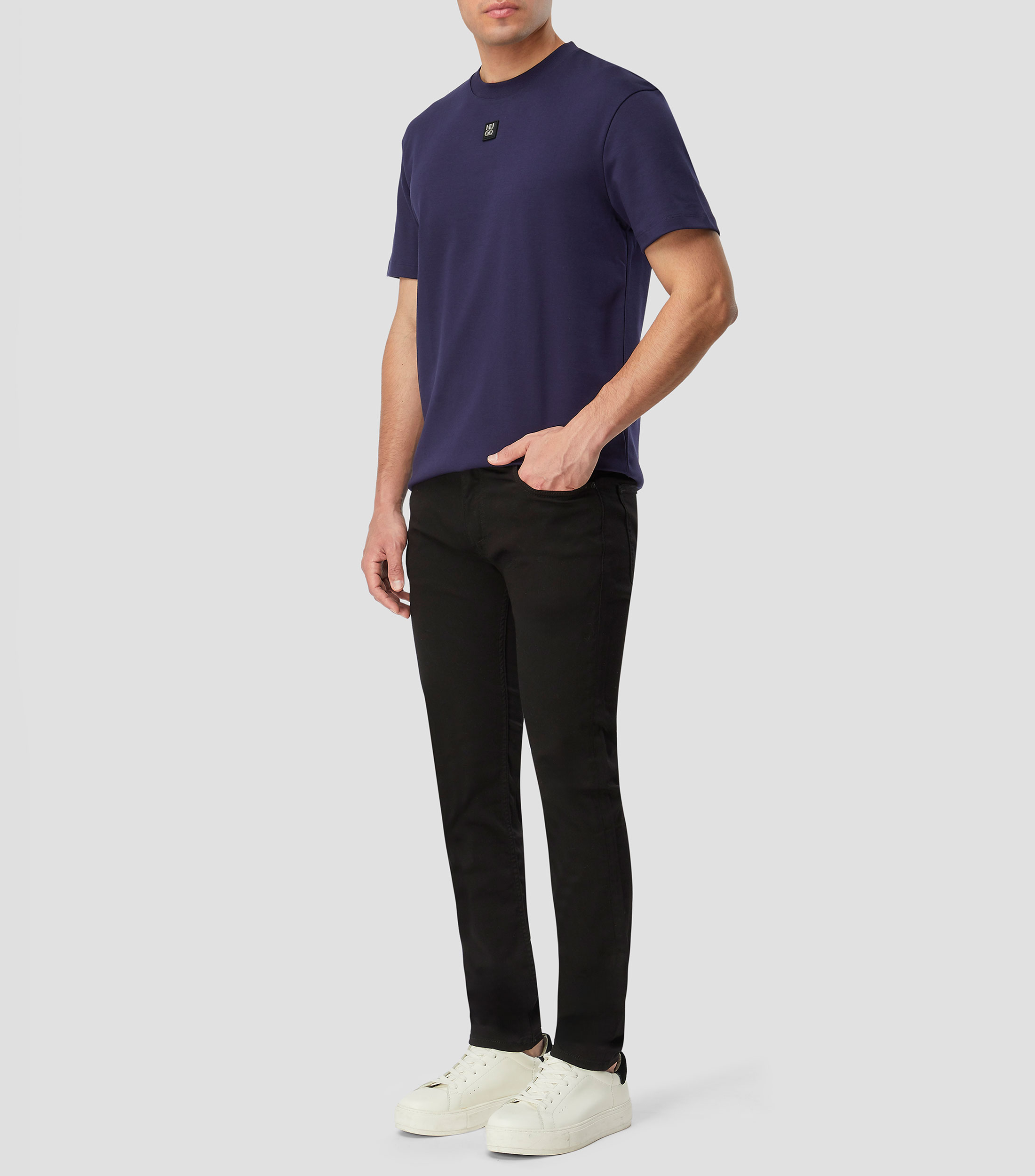 Playera en algodón interlock con insignia metálica con logo apilado Hombre